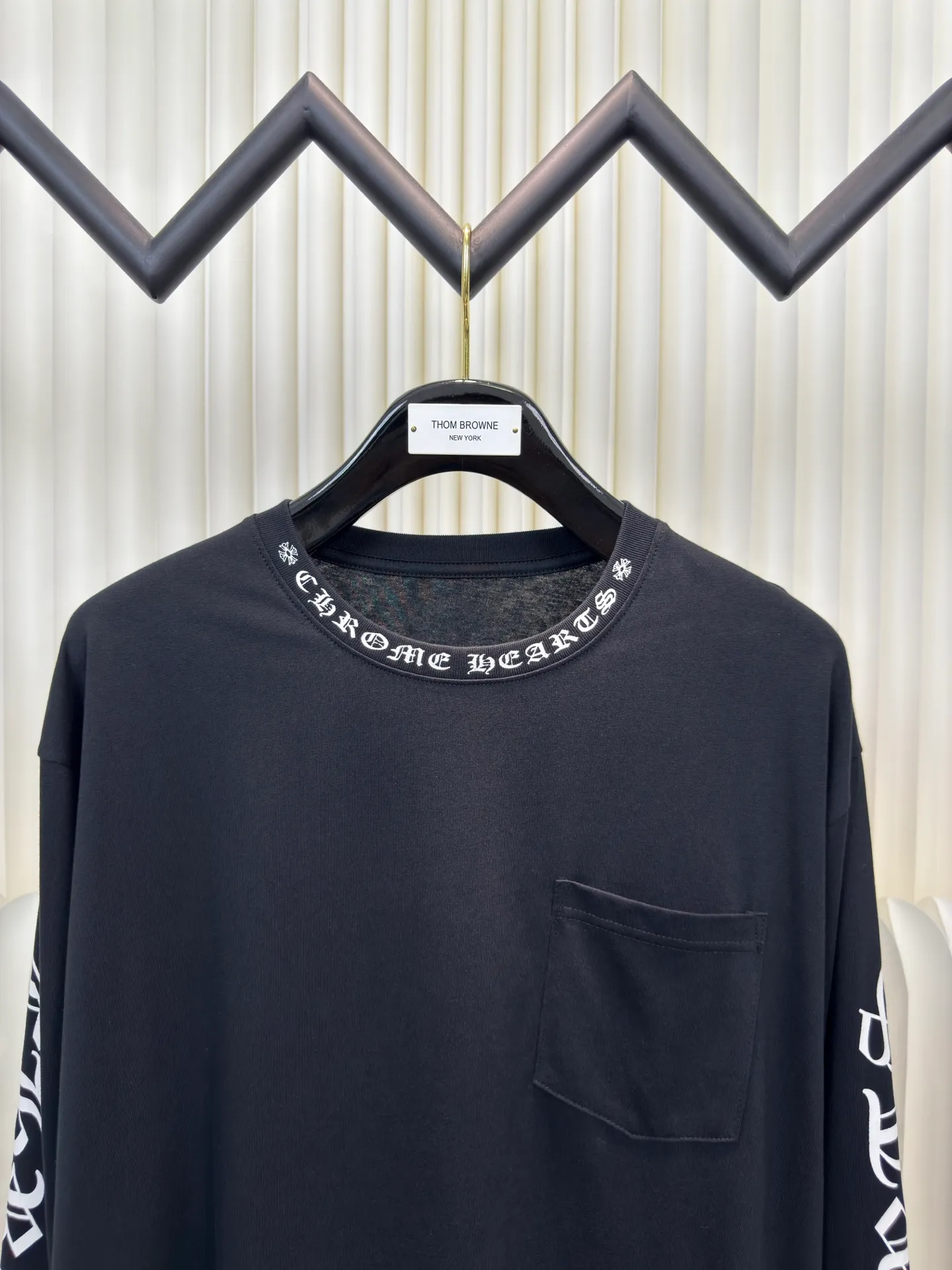 P290 Chrome Hear Sanskrit collar long sleeves. The fabric is made of 26 weave 200 grams cotton. The printing is ink printing. Customized accessories. Size S M L
